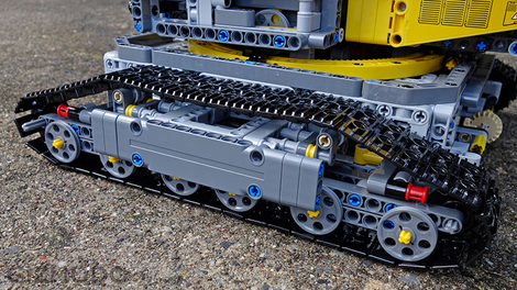 Working tank treads are all but necessary to support this model’s weight.